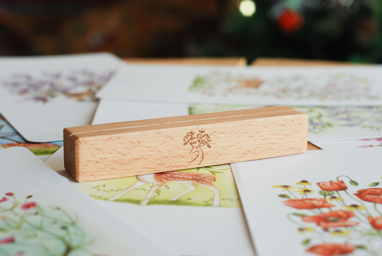 实用之美:制作的原则之一,就是尽可能让每个元素都有更多价值,精致到你不忍丢弃。除了纸张,最爱的材质就是木头,所以定制了这个底座,经过一次次调整,直到弧度圆润,角度刚好,台历用完收回盒子,它依然可以摆在案头,插名片便签卡片。