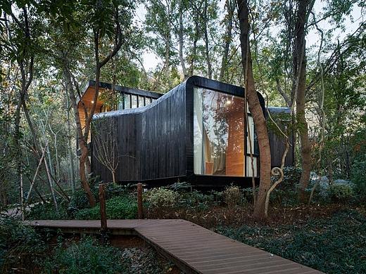 卧石隐林的温泉小屋