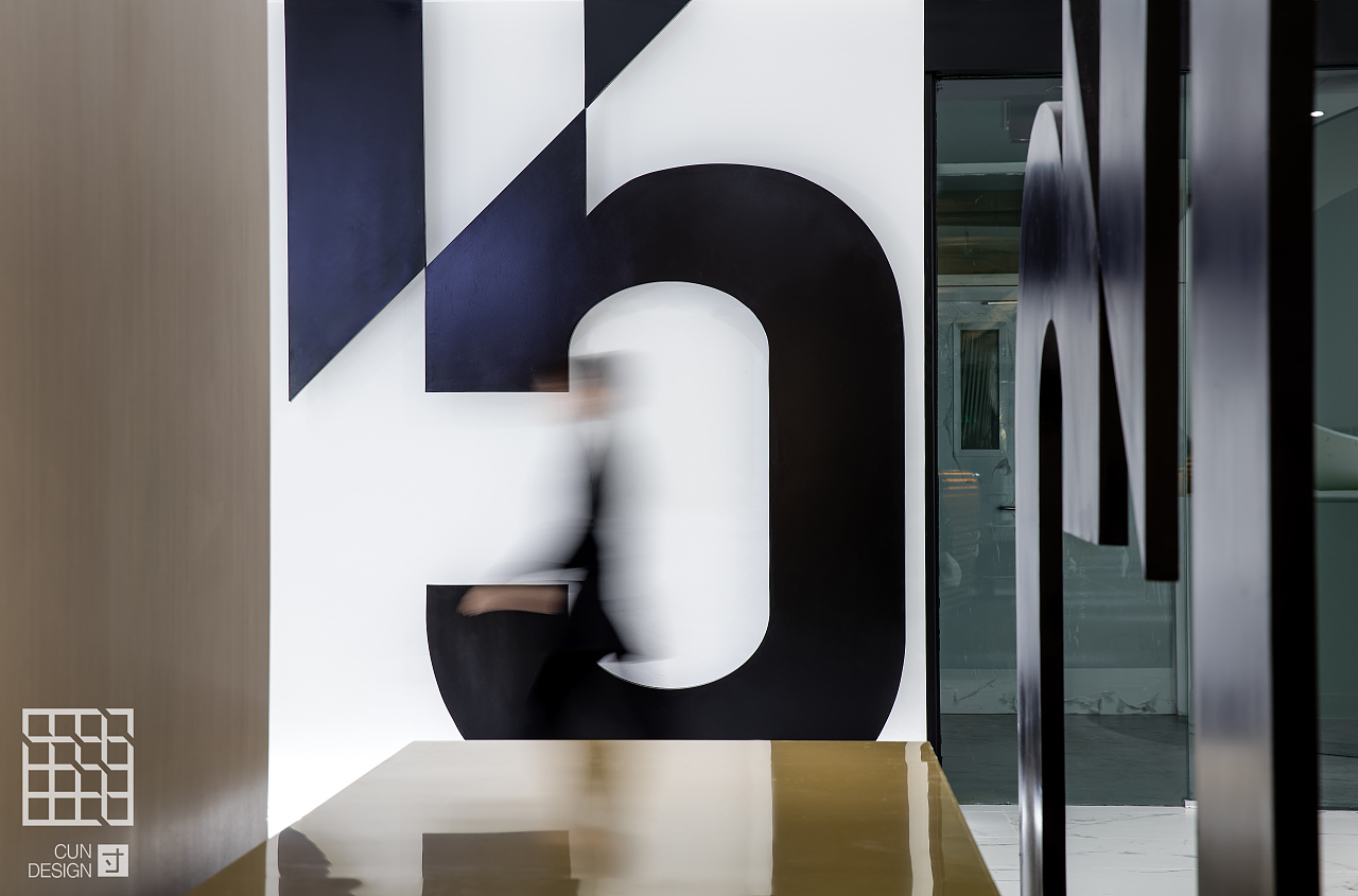 NO.1模糊性 
可以让更多职位和更多性格的人通过我们的空间设计,能在办公室里找到自己的栖身之处。更重要的是找到安放心情的地方。<br>