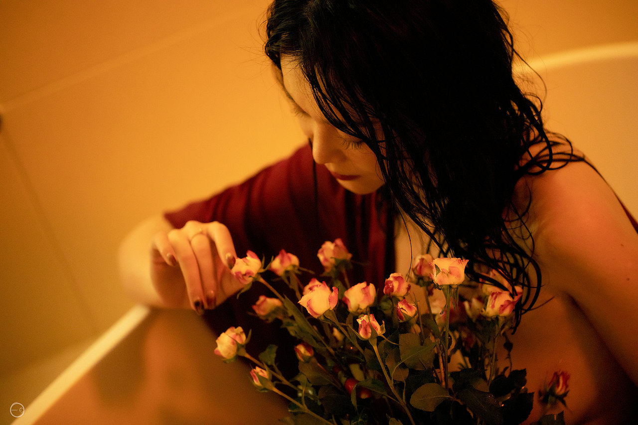 红与黑与花与火｜人像摄影｜少女私房（图ZMjk3OTI3NTI4） - 人像摄影 - 站酷设计师搞绘画的白小白原创素材 - 站酷ZCOOL