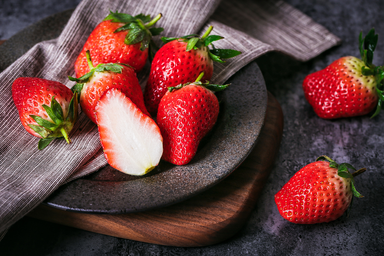 健康草莓蓝莓果昔在梅森罐子里图片免费下载-5030267473-千图网Pro