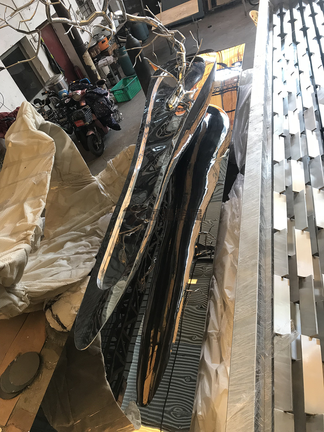 镜面不锈钢船与树枝组合雕塑、半抽象让其魅力大放异彩