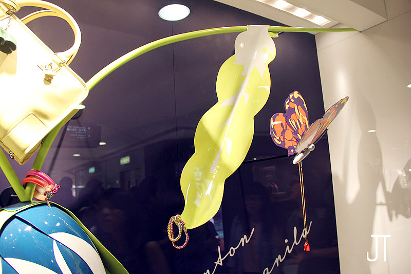 道具的每一个细节,都让设计师们运用得淋漓尽致的,货品出现在这样的一个环境中,真的很有趣