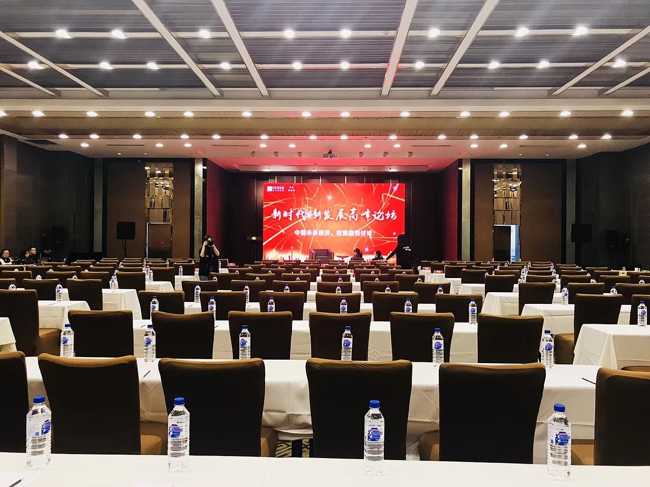 <br><br><br><br><br>接下来是2018年7月15日:“百川归海 · 津夏分辉”长江商学院天津校友会夏季迎新会 活动<br>活动中主要以趣味水上游戏为主,营造轻松愉悦的氛围<br><br><br><br><br><br><br>