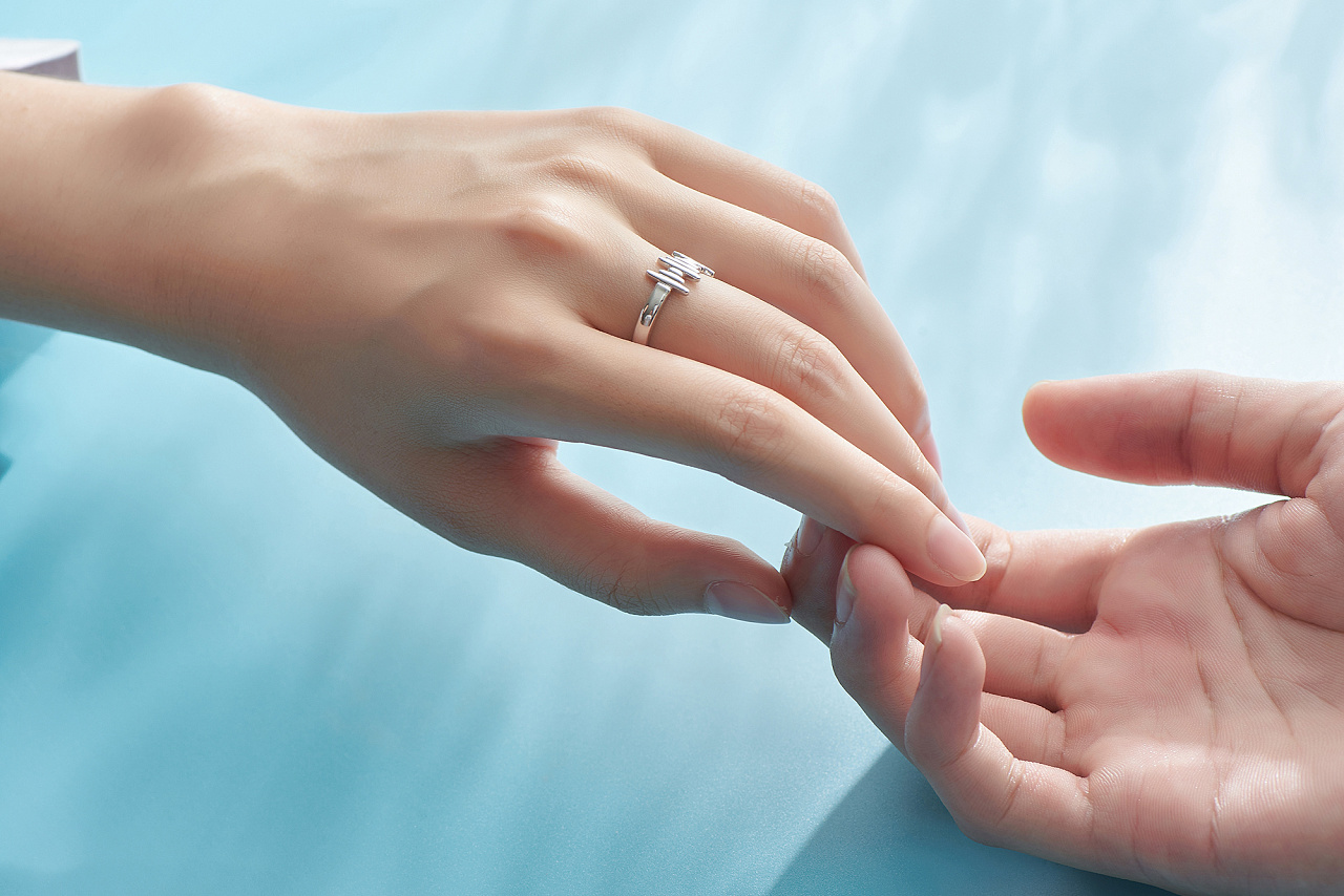 十个手指戴戒指的意义 不同手指戴戒指分别代表什么？ – 我爱钻石网官网