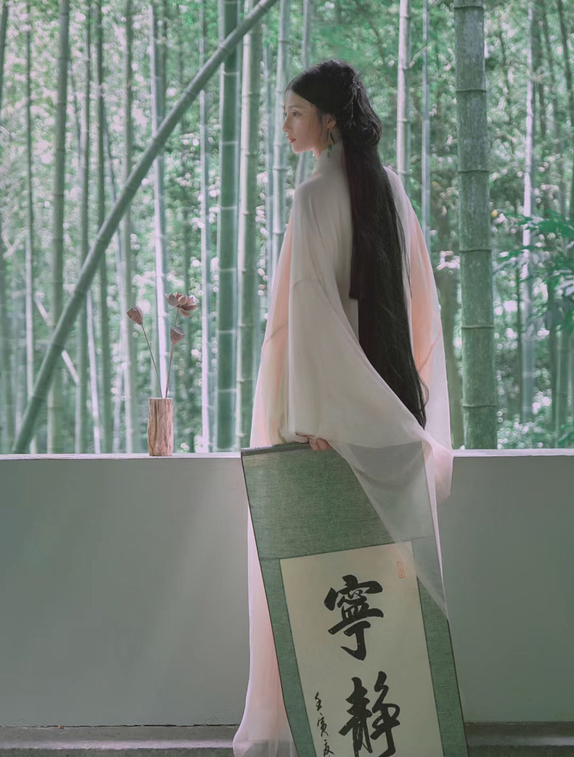 傍水依山有人家，落在天涯远繁华。