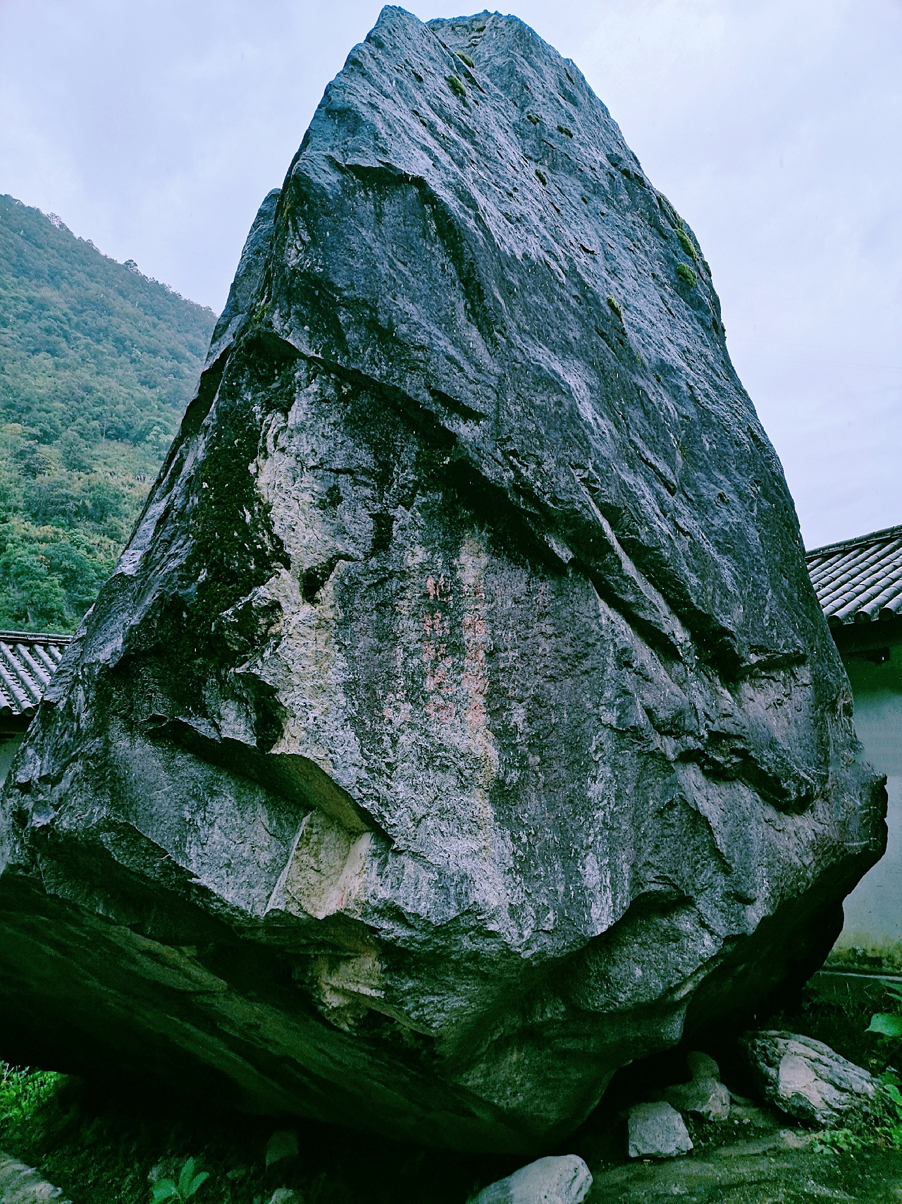 2时30分,一块巨石悄然飞至,傲然屹立于一块近80平方米的扁型磐石上
