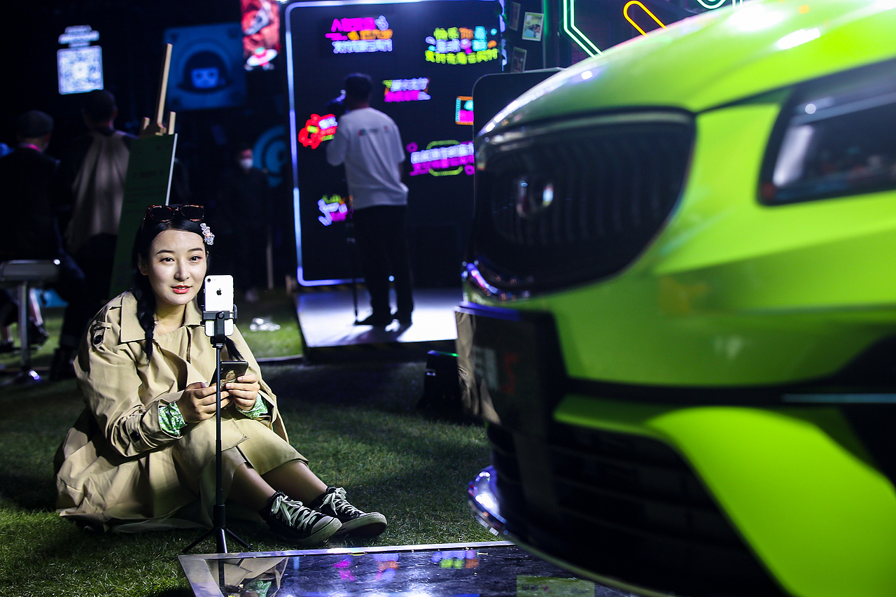 中湃传媒-#给年青种草莓# 吉利汽车keynote设计