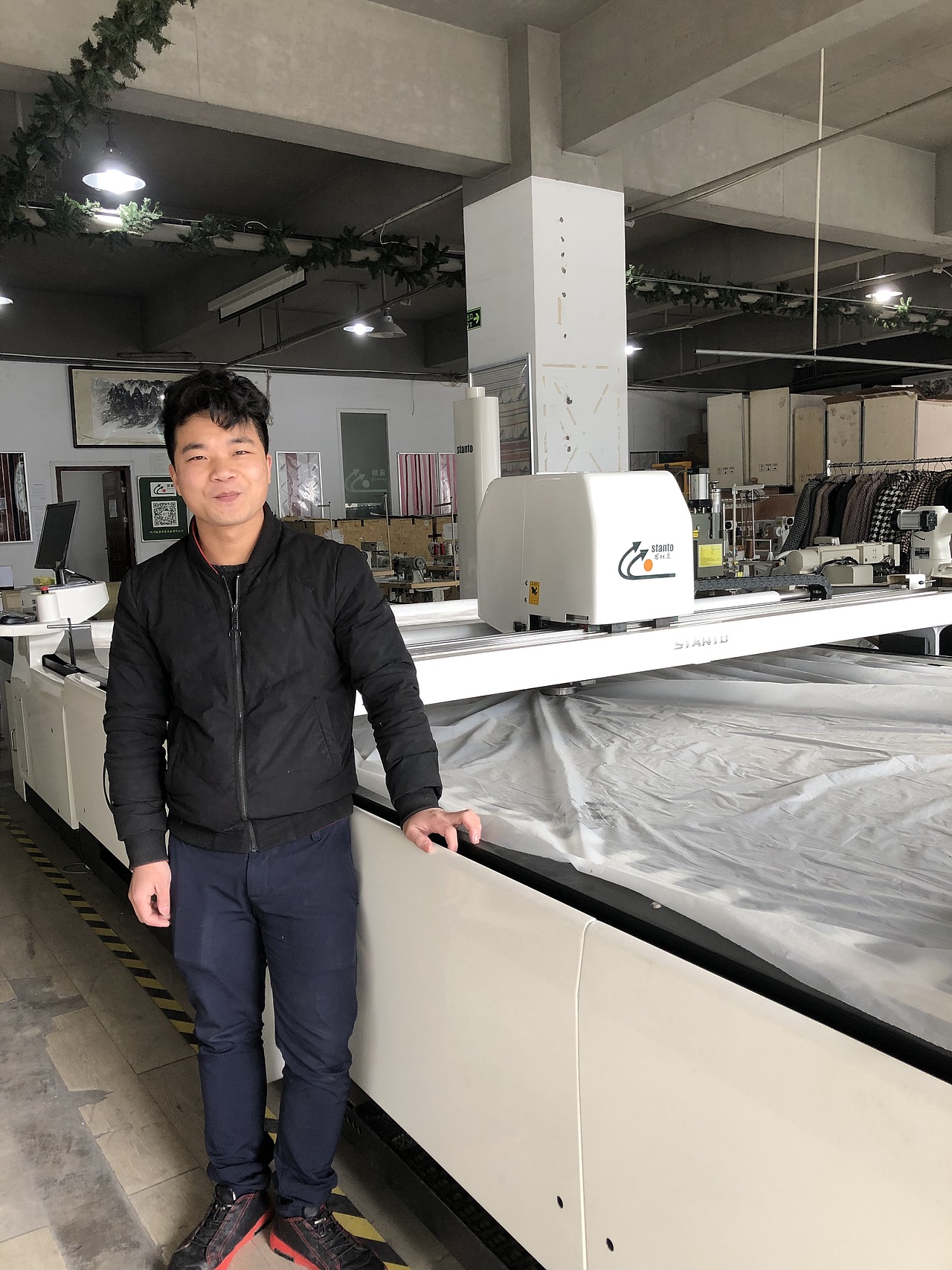 自动裁床,自动化裁剪设备,自动化服装裁剪车间