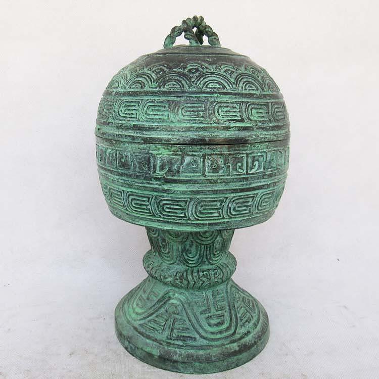 豆,形如今之高足盘,上为圆盘或碗形盘,下为高圈足,或者是高柄圈足,有的有盖,盖上有提手或环钮,可仰置。柄的专名称校,圈足的专名称镫。豆本用盛黍、稷之类,后也用来盛肉食,就是专备盛放腌菜、肉酱等调味品的器皿。