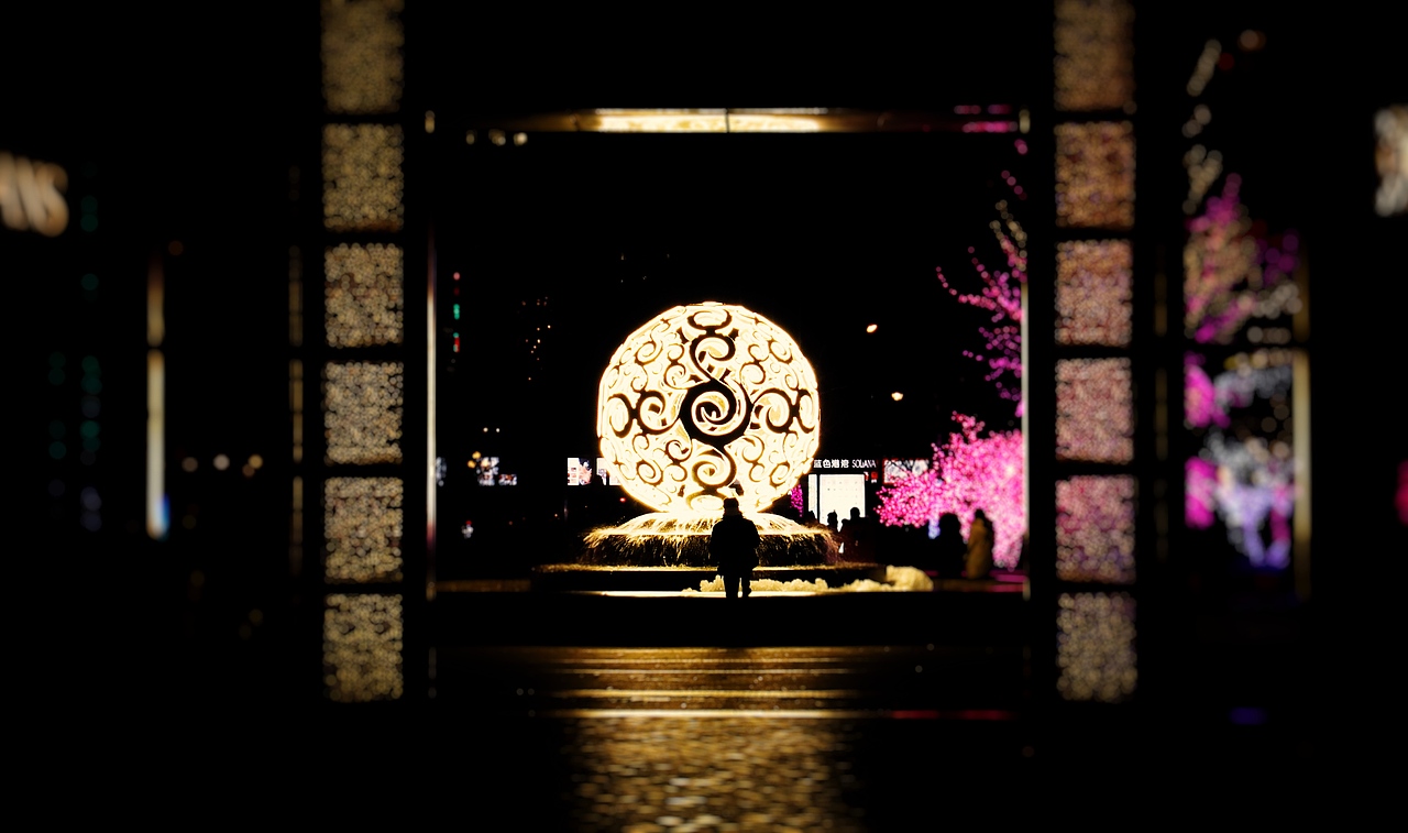 布置的不走心的蓝色港湾灯光节