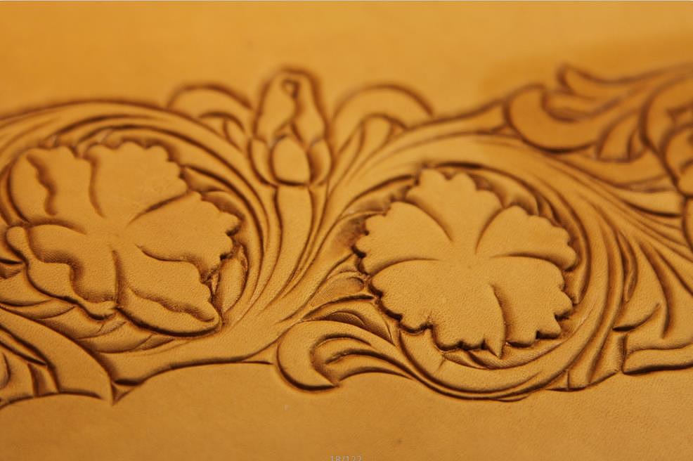 女款三折皮雕钱包 详细的制作过程 一个皮具的诞生（图ZMjI2NzMyNjQ=） - 工艺品设计 - 站酷设计师皮雕达人原创素材 - 站酷ZCOOL