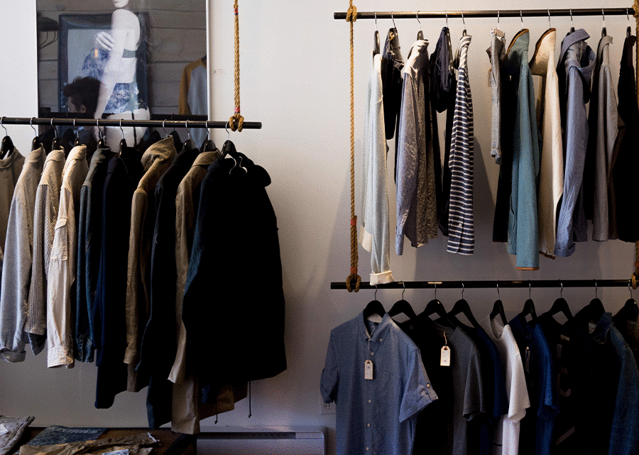 不知道你是否会有同感,在生活中不乏碰到这样的说法:“你们一看就是学设计的”“你是搞艺术的啊,怪不得穿得这么艺术”“你们设计师是不是都这么穿?”这时候的第一反应往往是低头看看自己的衣着——好像没什么特别的吧!然后只好笑笑,道一声谢。
<br>有时也会看到有提问:“设计师应该怎么穿?”,仿佛身为设计师给人的印象就是穿衣有所谓“设计感”,会与众不同标新立异,拉开距离感,也仿佛只要穿了“设计感”的衣服,就称得上设计师的名号。<br><br>所以,衣品真得可以给一个人贴上相应身份的标签吗?学生/程序员/艺术家/教师/白领/公务员……身份限定了我们的形象,但我希望衣着仅仅是出于喜好,而非限制。<br><br>作为人畜无害的设计师,仅仅是选择了审美范围里适合的服装拿来穿上。希望你看到又穿了黑色的设计师,不要有距离感。<br><br><br>所以明天,也许还会挑一件黑色吧。<br>