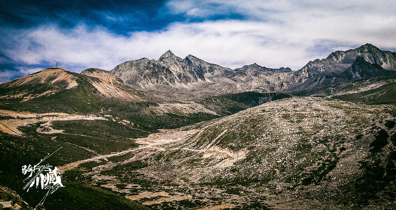 还是折多山上的风景,还一个妹子几乎推到的山顶,当她知道同伙里的男的是搭车上来的时候,也哭了