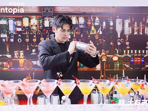 北京龙门会外籍调酒师为领岳科技品牌花式调酒表演商演