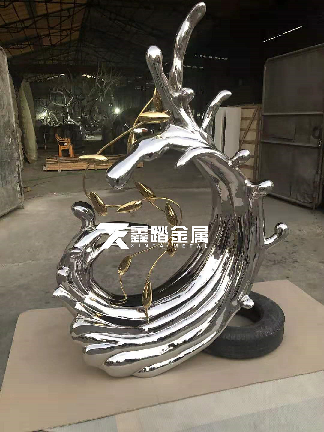 定制营销中心水景雕塑手工锻造镜面不锈钢浪花雕塑图片