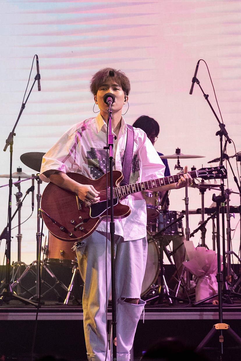 乐队演出摇滚打羽毛球乐队成立暨解散即兴演出余影随行青年艺术家画像