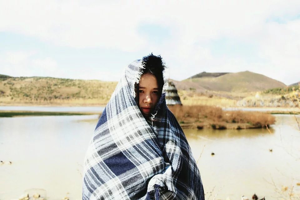 人物:伶俐妹陀
地点:香格里拉松赞林寺外