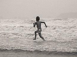 台风退去沙滩上的人们