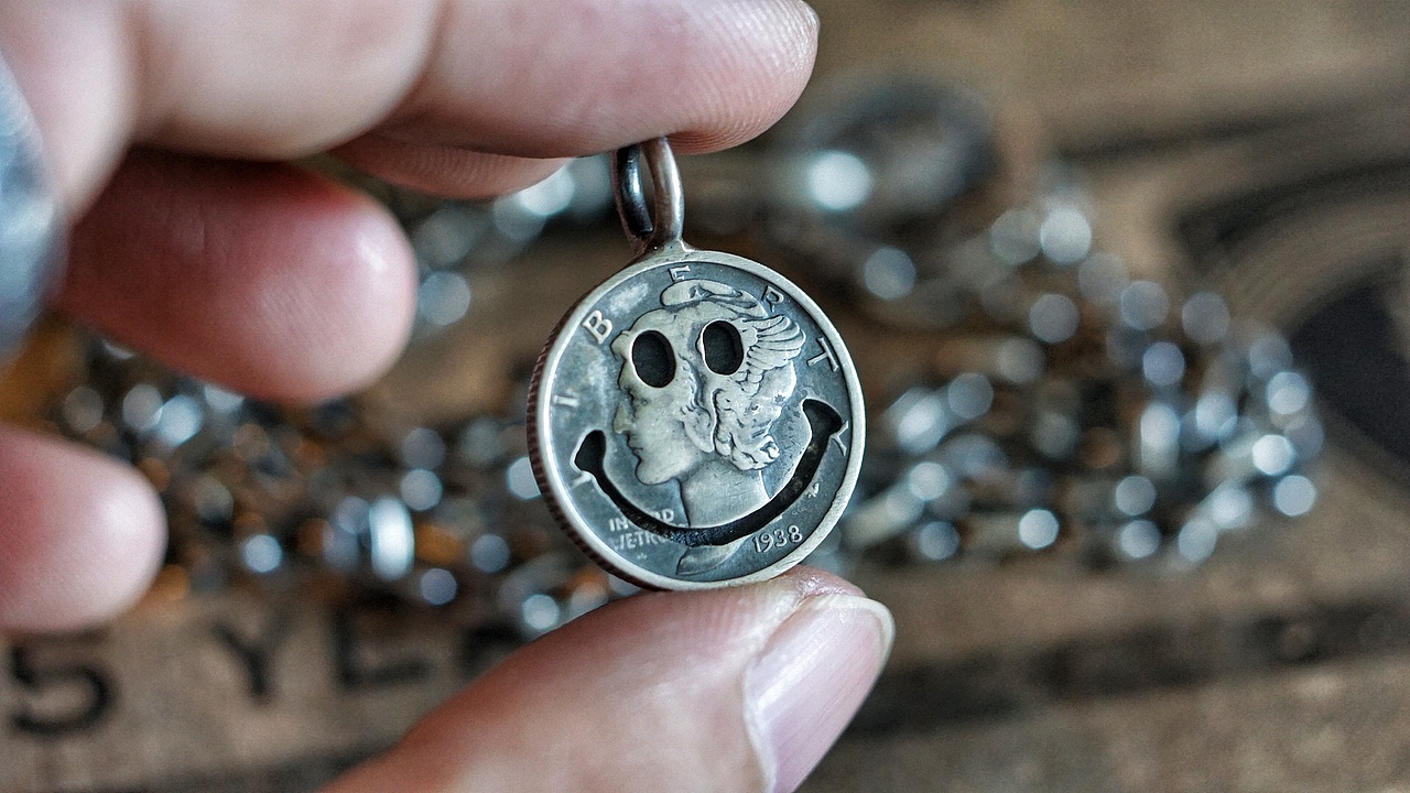 【小飞侠墨丘利古董银币笑脸吊坠】