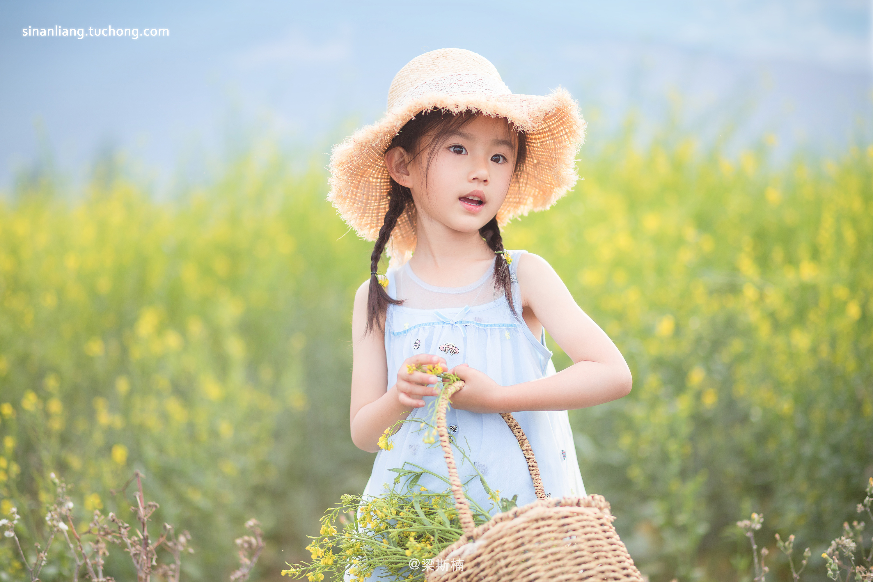 在小女孩自家的菜地给她拍一组照片.我的人像摄影班开