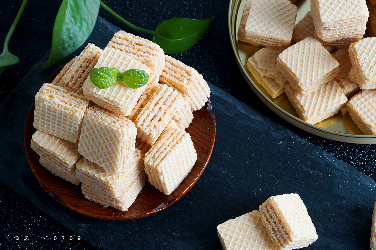 小圆饼干/酸奶麦片/豆乳威化/咸蛋黄饼干等零食摄影图