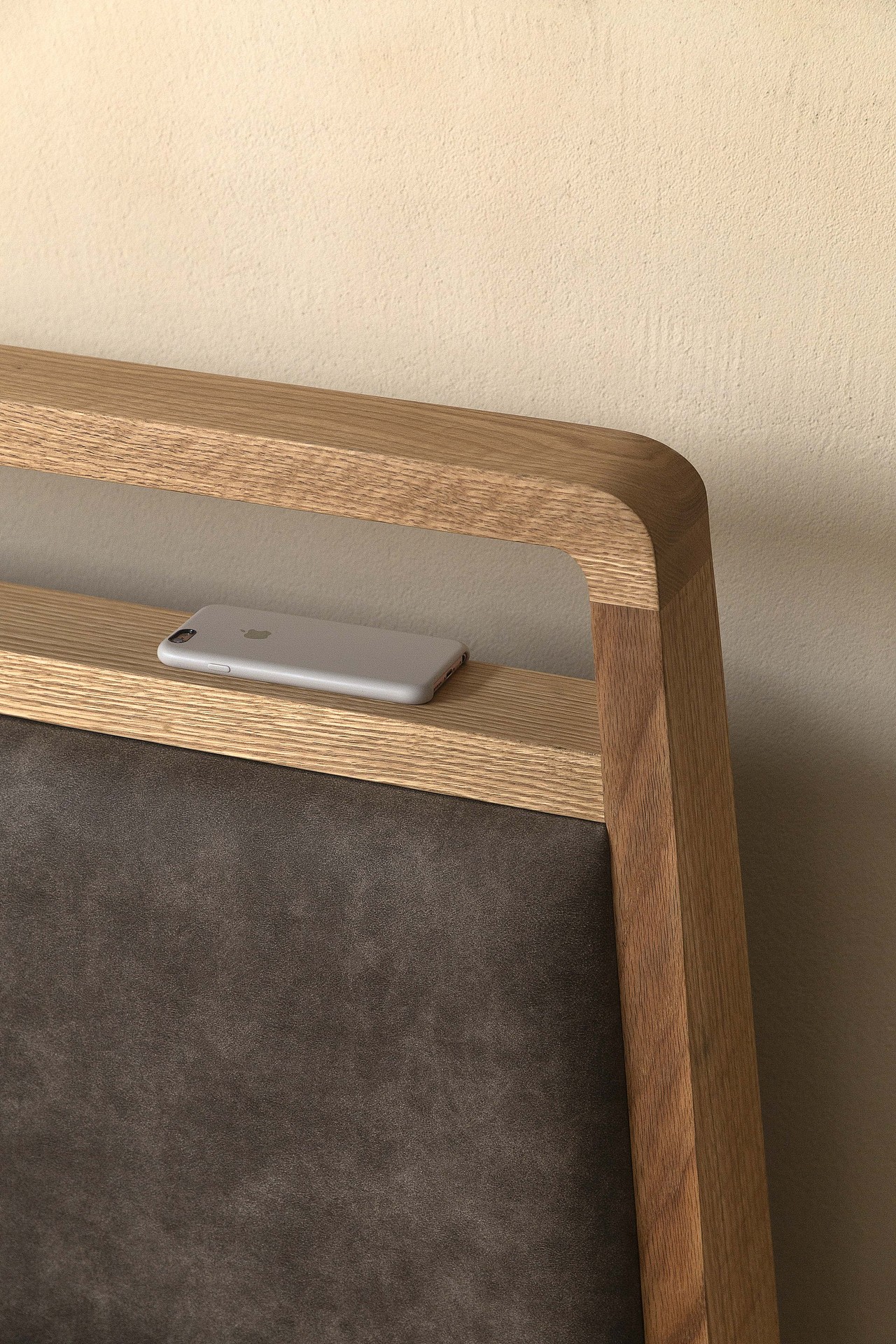 不惜成本,床头板额外增加大块木材用量,维持床铺清洁度与美观。防止床垫过低导致物品掉落或者缝隙外露。
同事很大限度的选用FAS级别整根木材,纹理大气流畅。