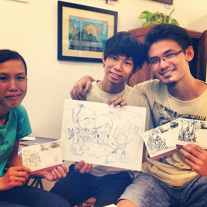 互赠礼品和联系方式是必须的。
       Holly从邮局到画室陪了我一路，所以礼尚往来，我去陪她去美国大使馆办那个我不知道究竟是什么东西的证明。这个东西相当重要，关乎着她后面实习的职位，但是使馆这边的效率低下让我们的大小姐暴跳如雷。算来算去时间都是不够的，焦急郁闷恨。<br>      “看来我只能去别的国家去办了。”<br>      “是的”<br>      “你觉得哪里好？”<br>      “新加坡。”<br>       李光耀的政府是我一直特别崇拜的，我相信那边的人民不会辜负我的朋友。<br>       我们吃了最后一顿饭，后面我要转道越南，她要直接奔新加坡。晚上陪她去买了衣服。帮她讲价，送她上车，看着第一个伙伴渐行渐远。<br>   <br>       几天之后，我在越南胡志明市收到HOLLY的邮件：<br><br>       “亲爱的伊月，你的感觉是对的，新加坡那边的使馆当天就给我办好啦！！！！”<br>办好就好，希望伊能够在那边工作一切顺利～ <br>       