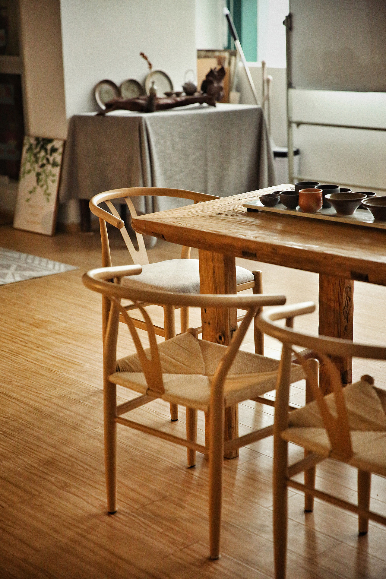 这个是我平时上课和拍摄的桌子,花费了巨资,天然做旧的木头做成的2米