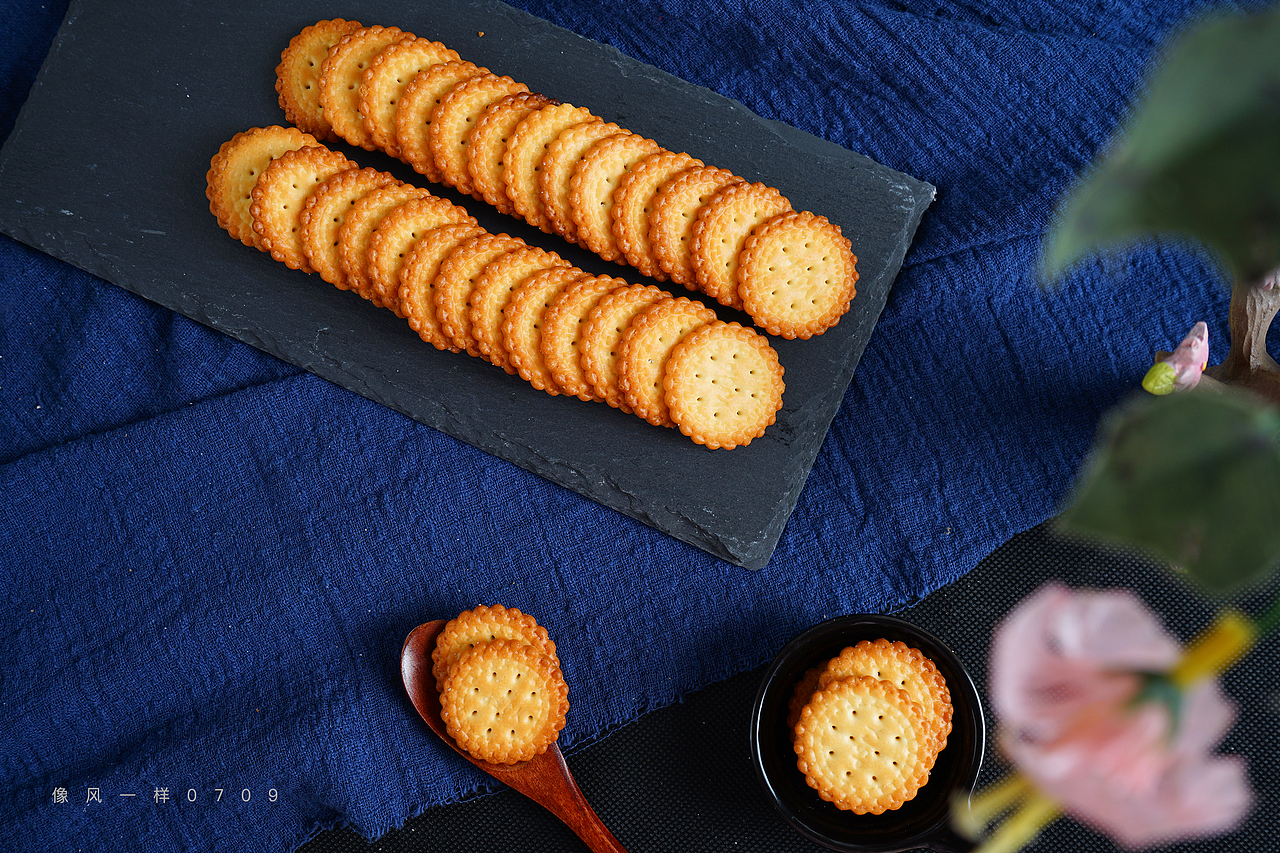 小圆饼干/酸奶麦片/豆乳威化/咸蛋黄饼干等零食摄影图