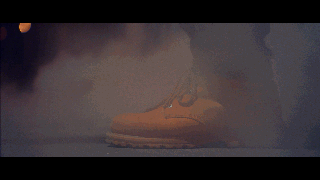 他们理解春运回家的焦急心情,所以宁愿在除夕夜载你驶往归家的方向,哪怕偏离自己阖家团圆的路;