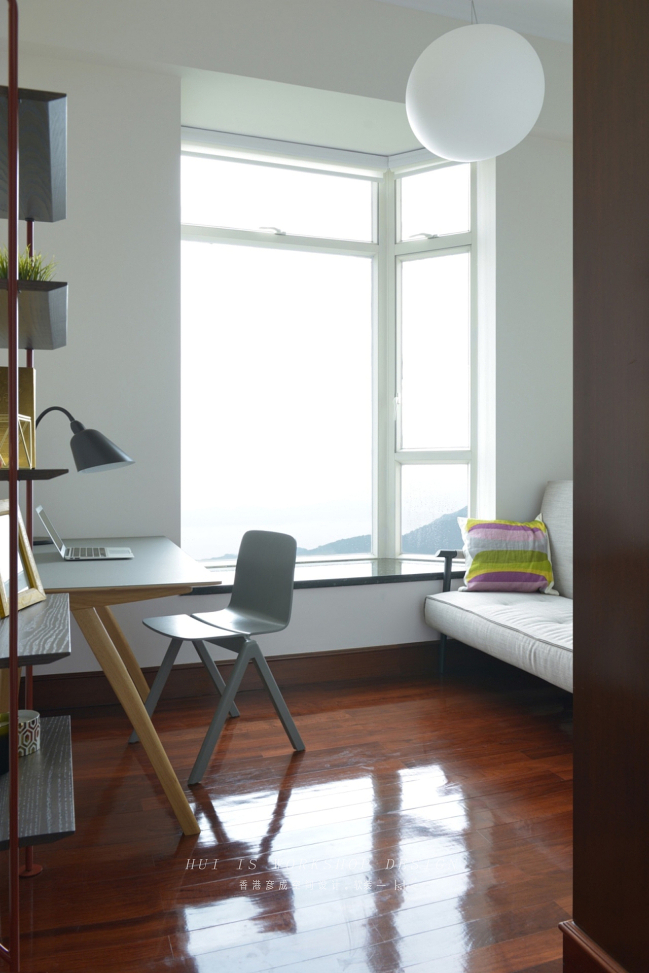 书房的布局在原建筑空间基础上略有改动,扩大功能区,睡卧休息区域;沙发可折叠变成床,整体风格沿用贯穿全房的蓝色系与原木。