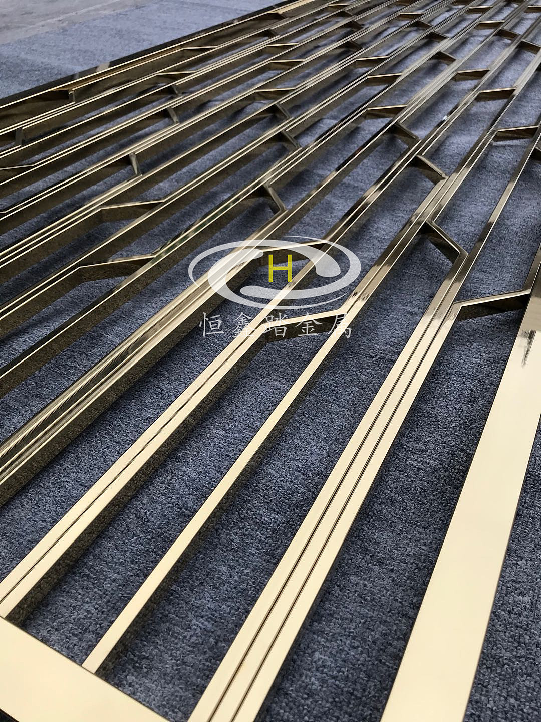 商场、服装店面不锈钢镜面金色现代轻奢屏风隔断  