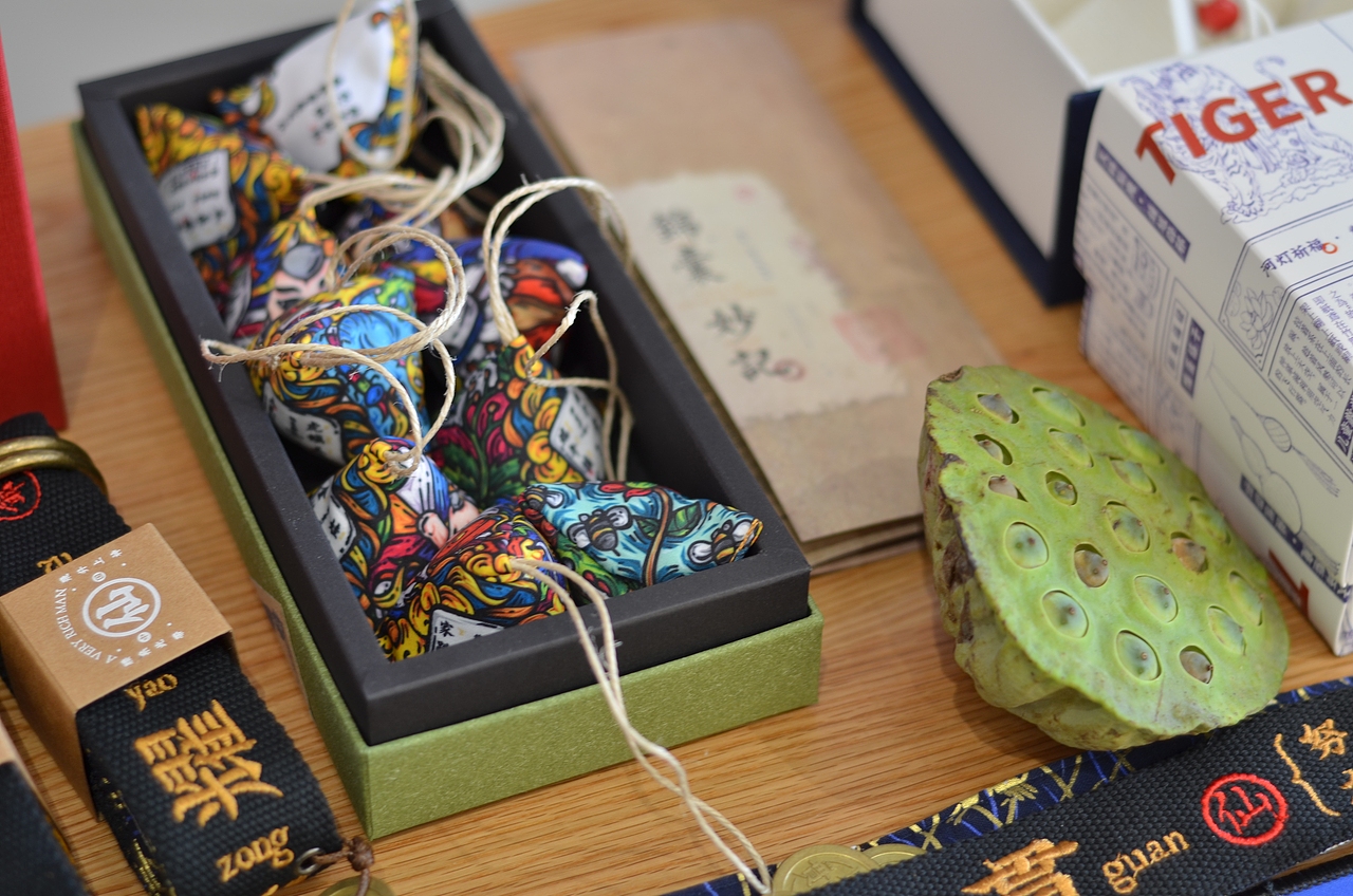 爱在烟台丨东镀i8城市文创联展海报设计