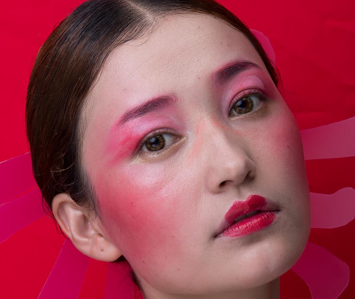 据化妆师说,这种晕染妆最是难画,所以拿到图的时候,脸上明显的腮红