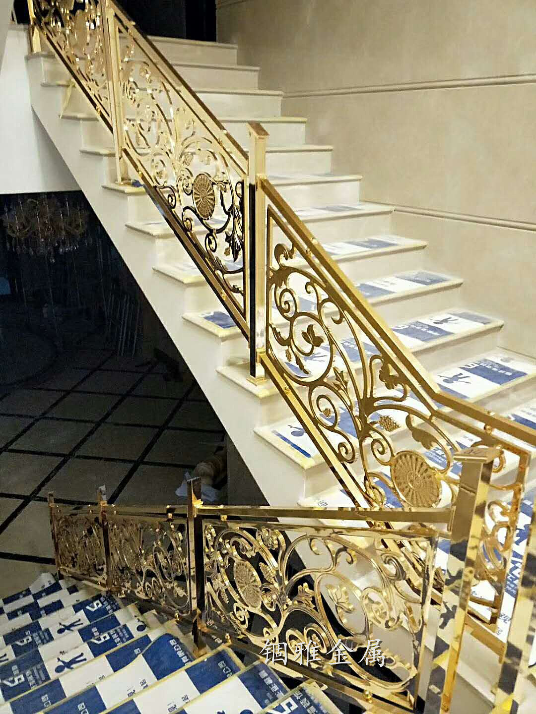 高贵华丽香槟金铝板雕花楼梯护栏