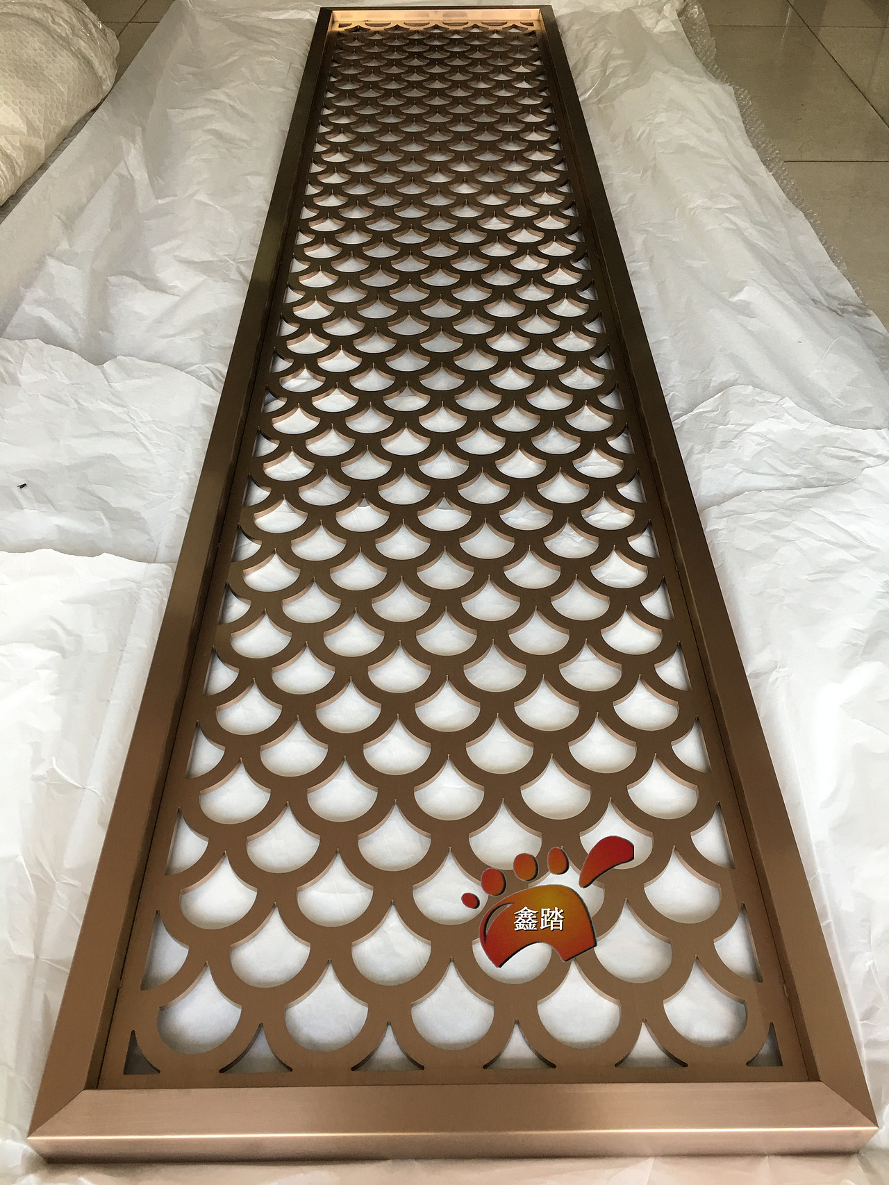 玫瑰金铝板镂空鱼鳞花纹屏风隔断