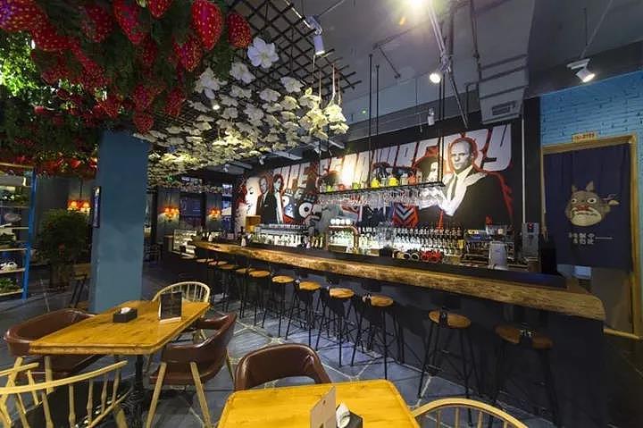 波普草莓音乐餐吧设计