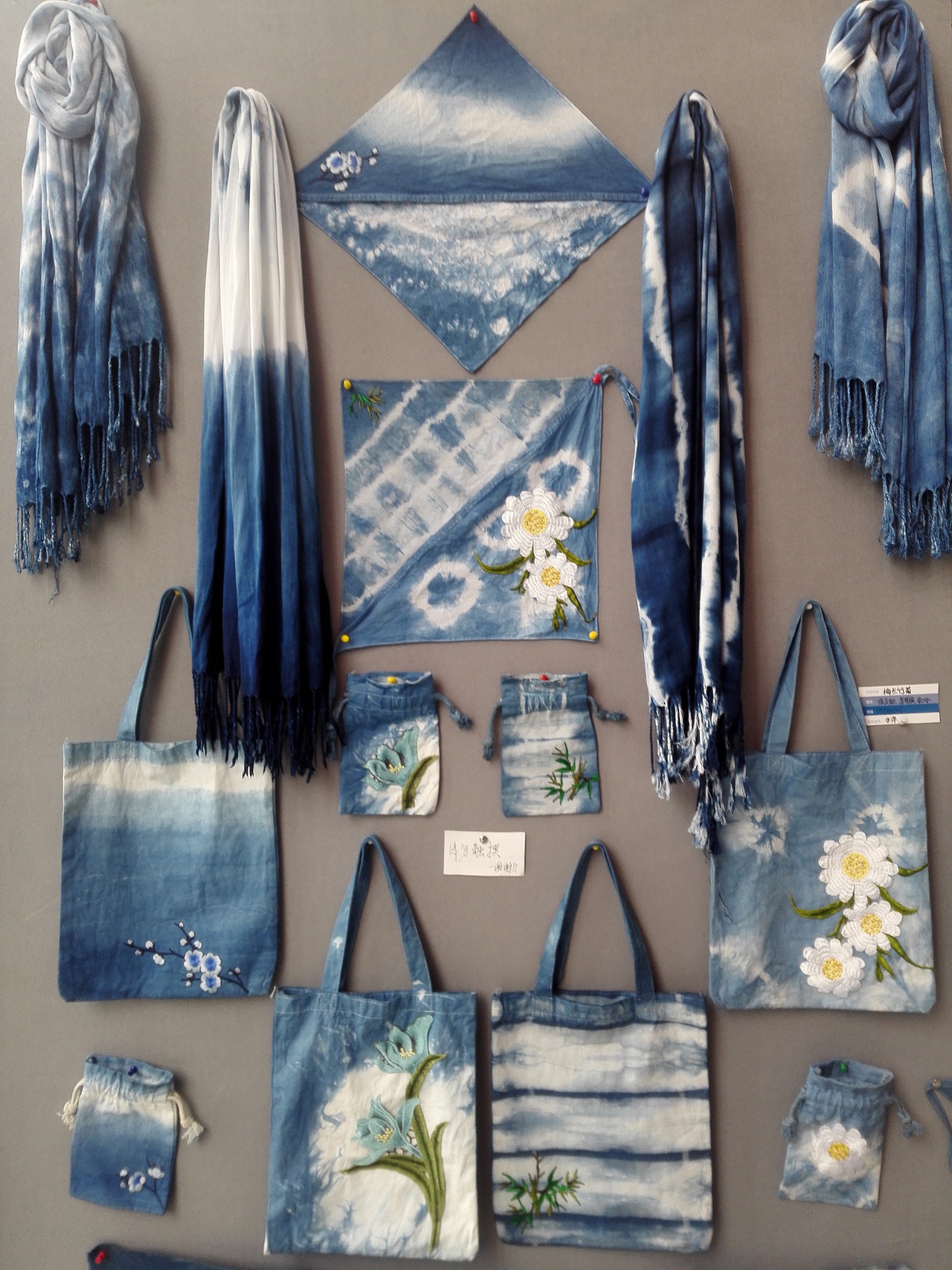 展示的手工扎染实物作品来自河南工程学院国际教育学院视觉传达设计