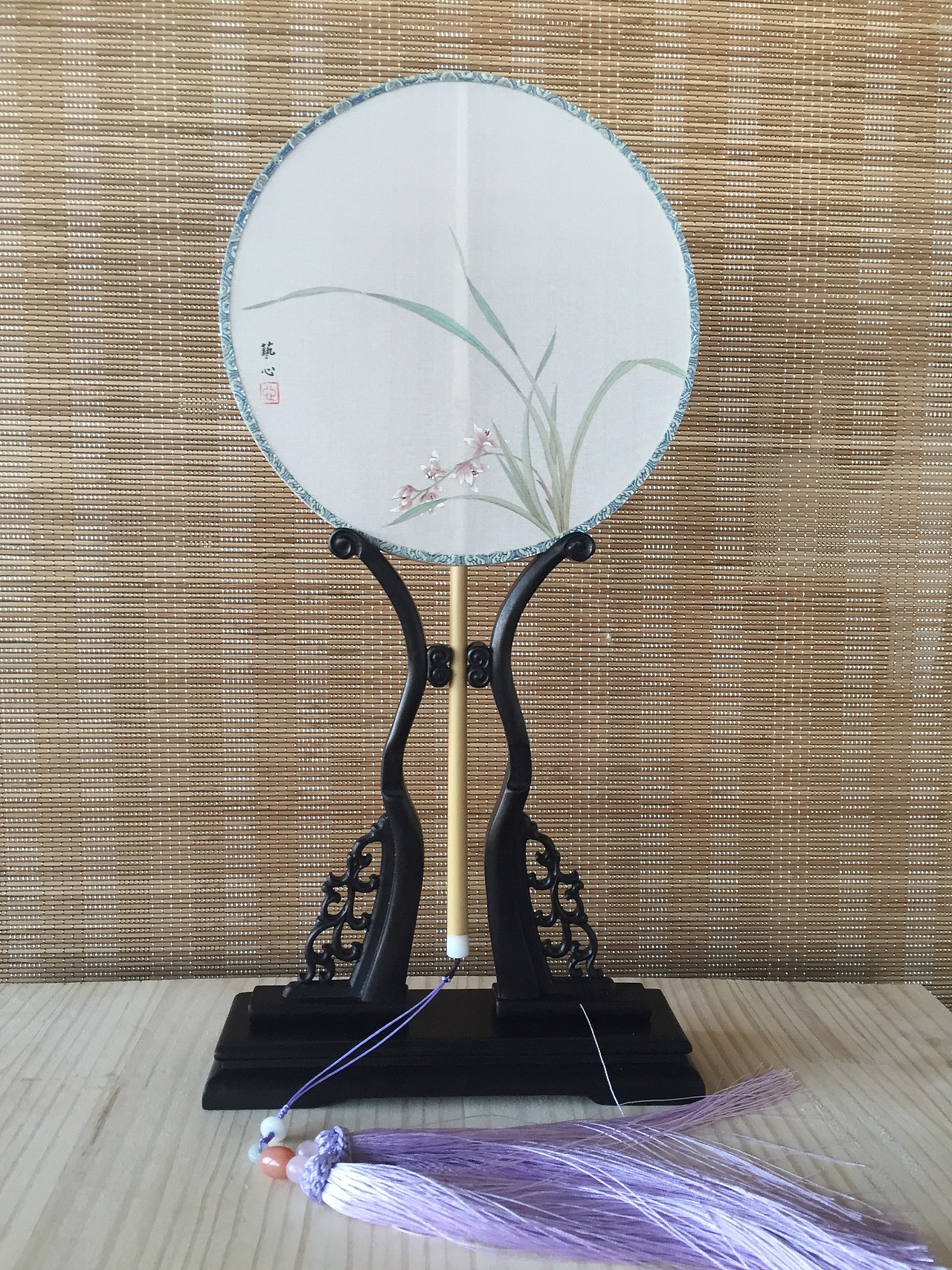 轮如明月尽，罗似薄云穿。无由重掩笑，分在秋风前。