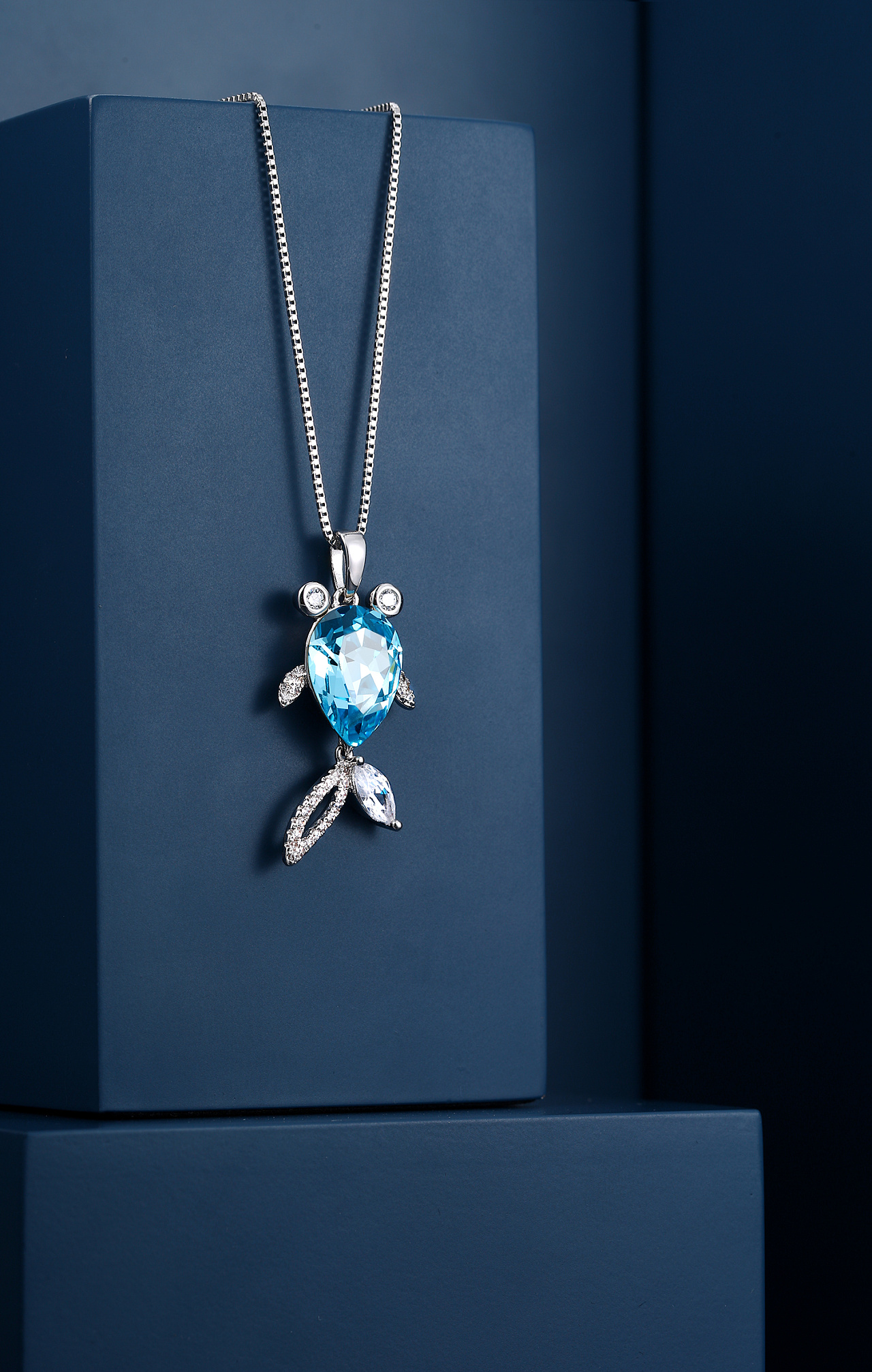 项链钻石项链蓝色金鱼项链