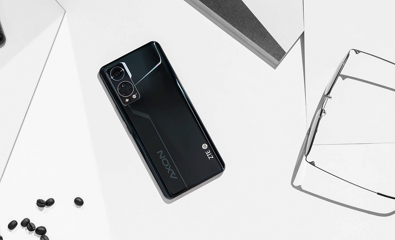 中兴 Axon 30 屏下版