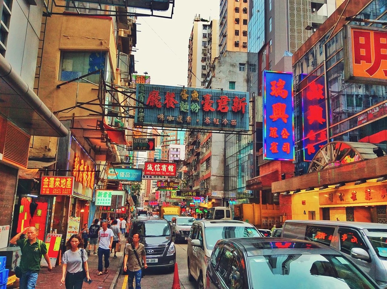 我是一个工作十分努力的人,现在也是.为了达到最好的工作结果,通常我会不惜一切代价.<br>没错,我的工作结果通常非常令人满意,我自己也很满意,而每次我都几乎记不清,为了达到一个好的结果,我付出过多少不计成本.<br>我想,很多人会觉得我很不现实,成本就是一种无形的支出,这样下去,你能坚持的了多久呢.<br>可是一辈子,又有多久呢.<br>