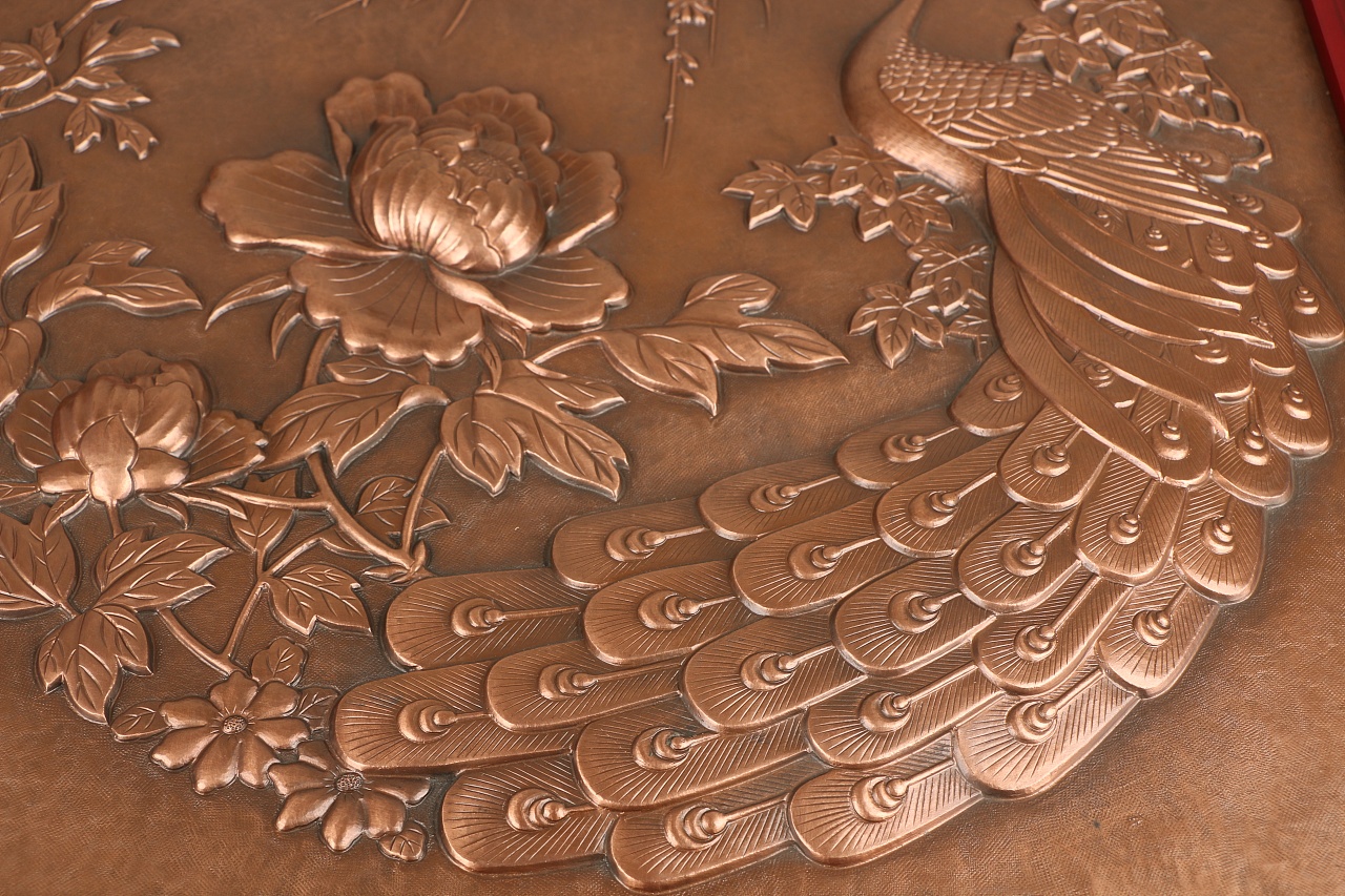 錾铜浮雕孔雀图