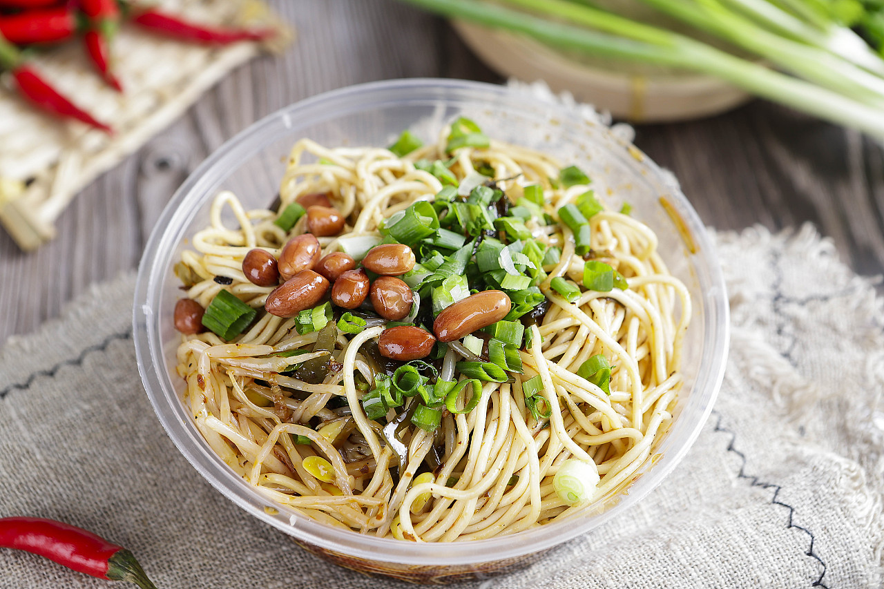 成都美食凉面炸土豆伤心凉粉