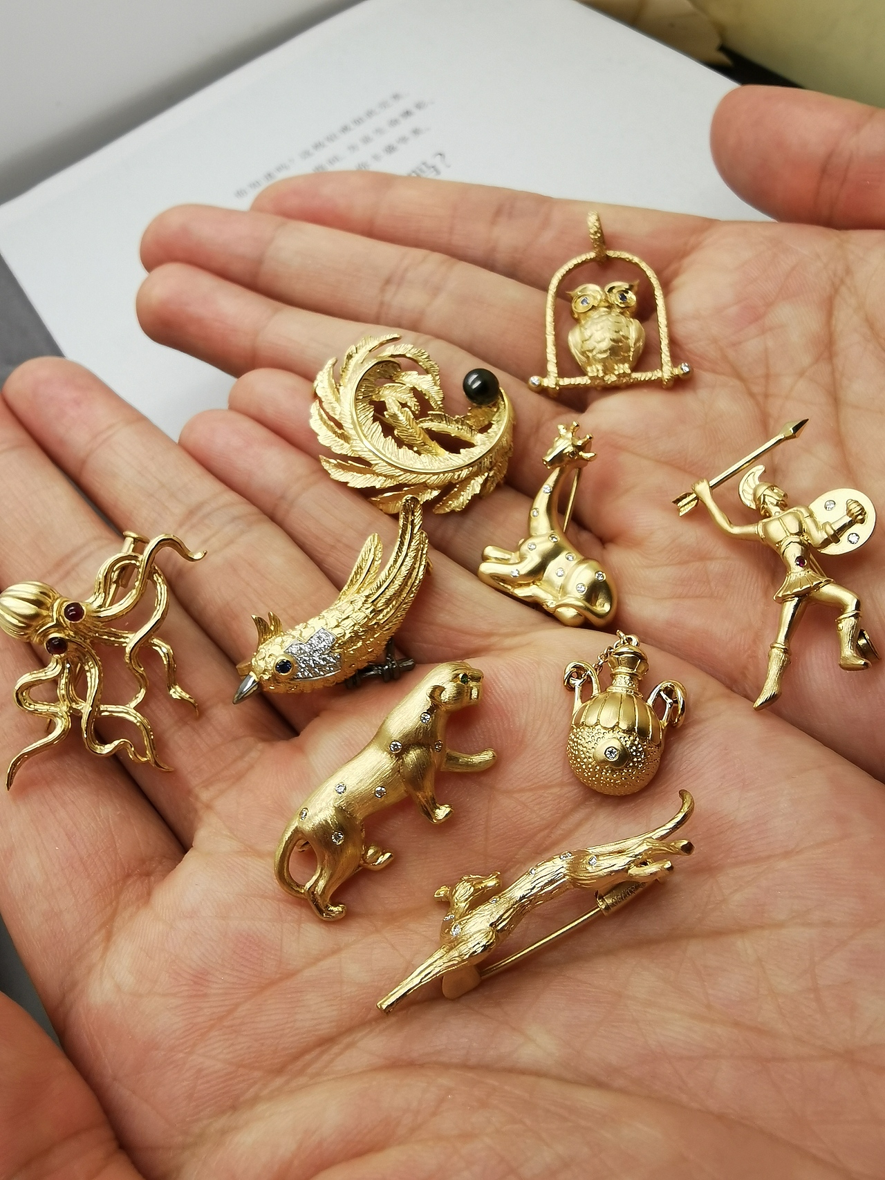 金灿灿的手工制作的黄金首饰