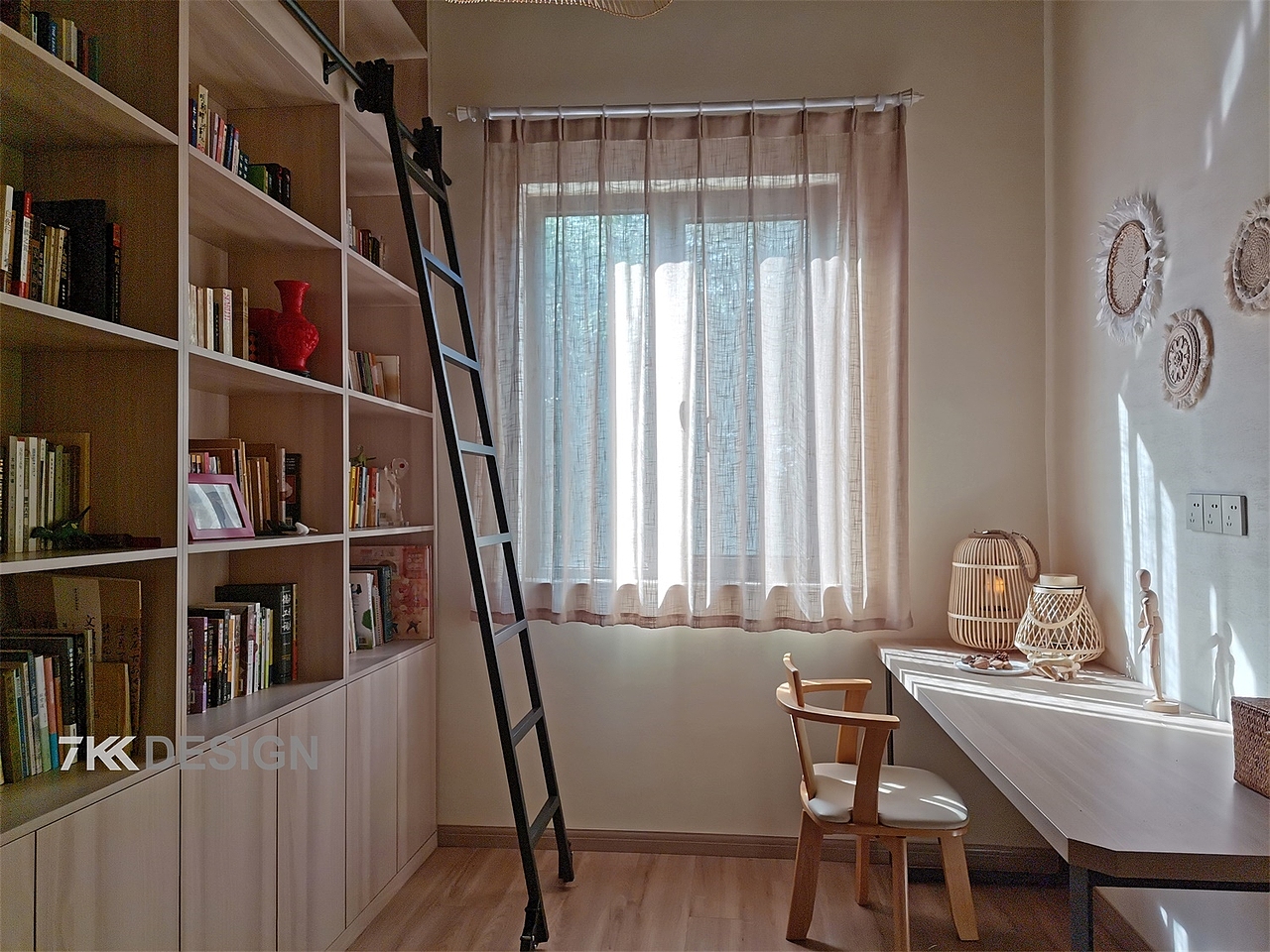 书房改造前后靠墙做了一面顶天立地的定制书柜,开放式 封闭式柜体结合