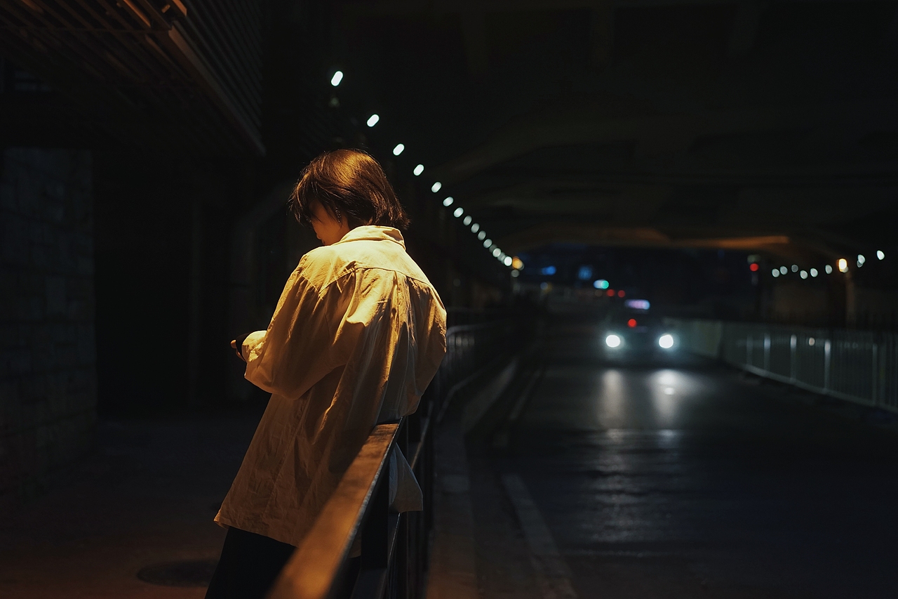 喂，可以的话，下来抽烟（图ZMjQyNjMyNzY4） - 人像摄影 - 站酷设计师我才是真的业余原创素材 - 站酷ZCOOL