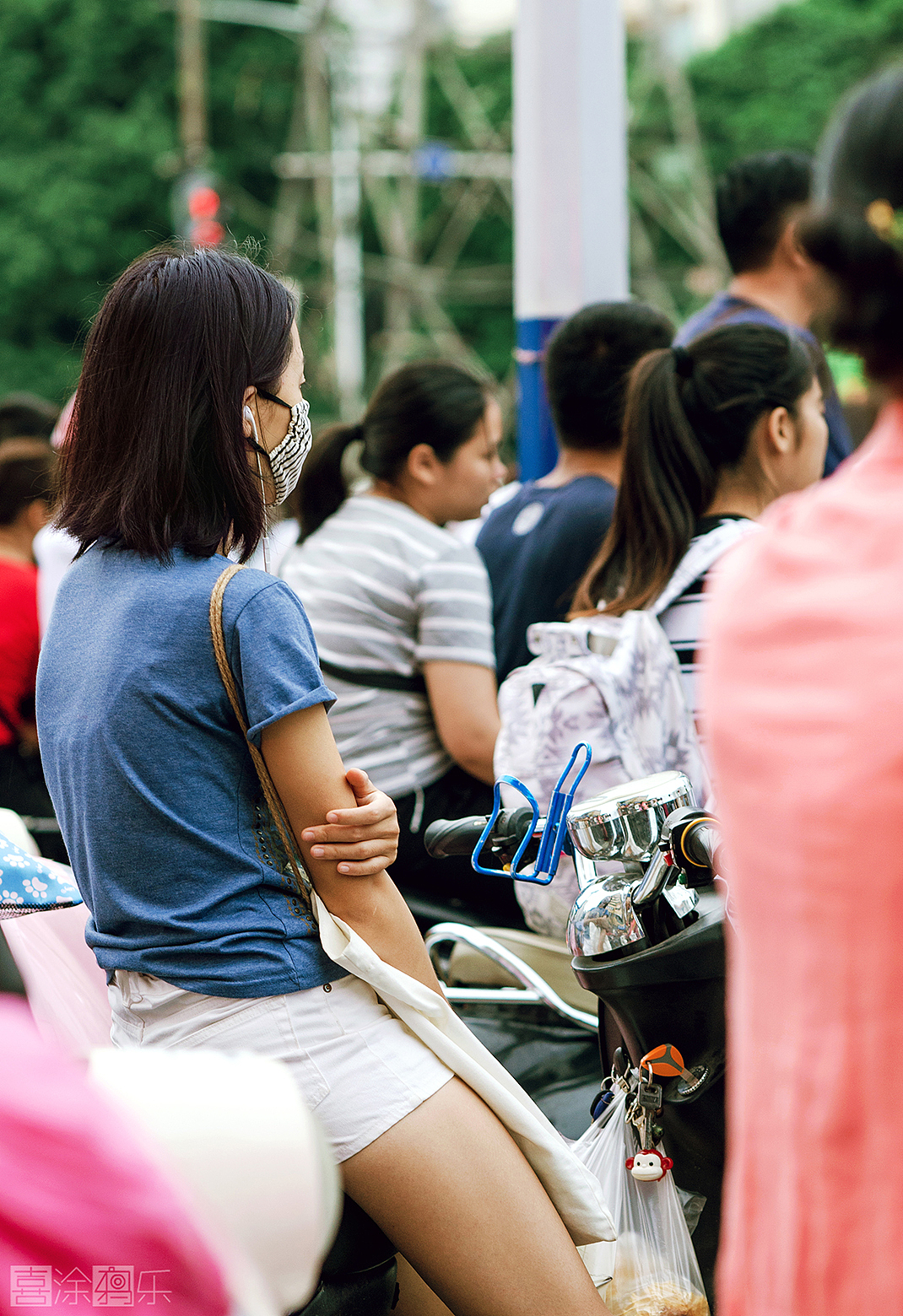 下班等红绿灯时。