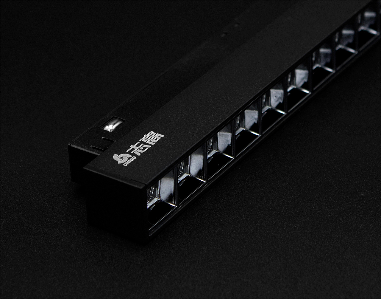 志高-磁吸格栅射灯